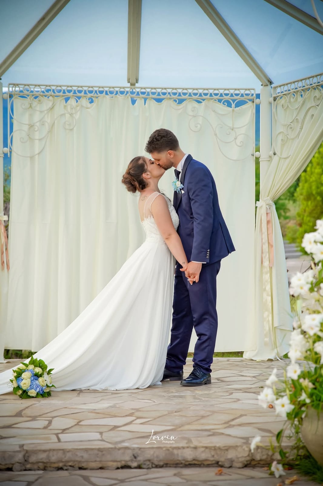 Sposi che si baciano sotto il gazebo — La Conchiglia, location matrimoni Gioia Sannitica Caserta