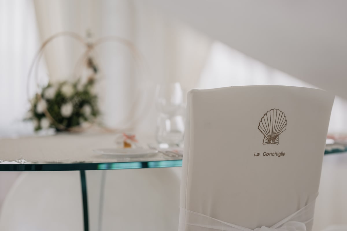 Sedia con logo ricamato La Conchiglia — dettaglio elegante degli interni della villa per matrimoni a Gioia Sannitica
