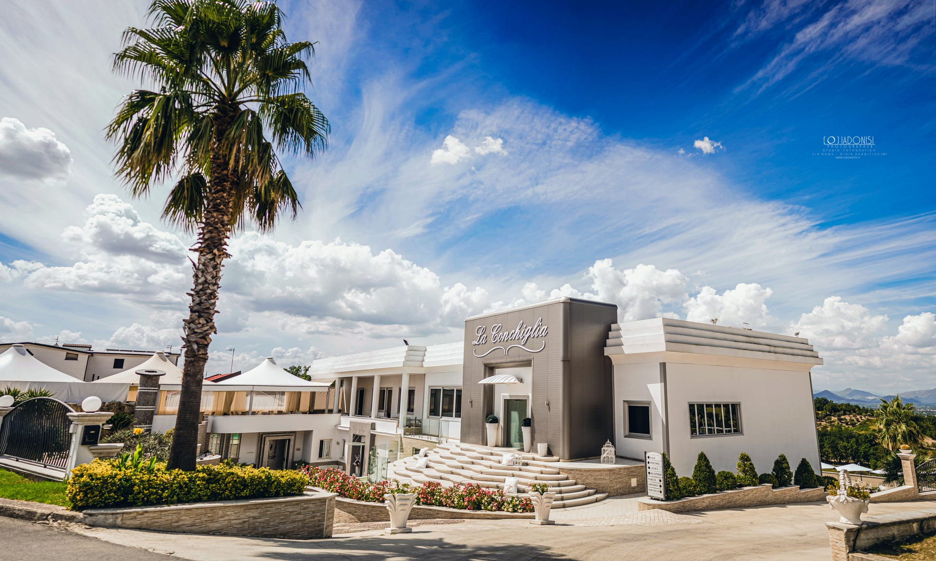Esterno villa La Conchiglia con palma — location matrimoni Gioia Sannitica Caserta