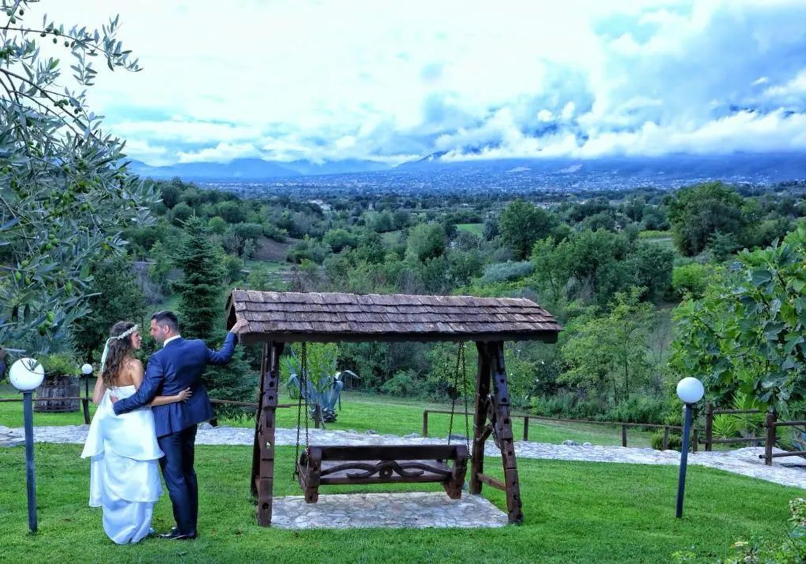 Parco panoramico con dondolo in legno e vista sulle colline — La Conchiglia, Gioia Sannitica Caserta