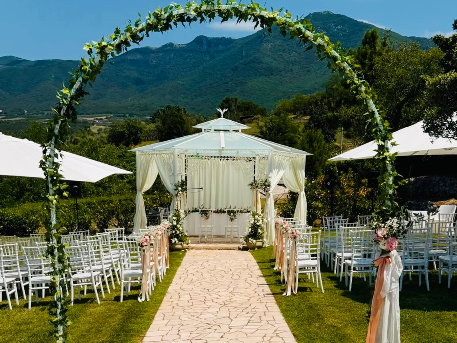 Gazebo per rito civile con camminamento in pietra e vista sulle montagne — La Conchiglia, Gioia Sannitica