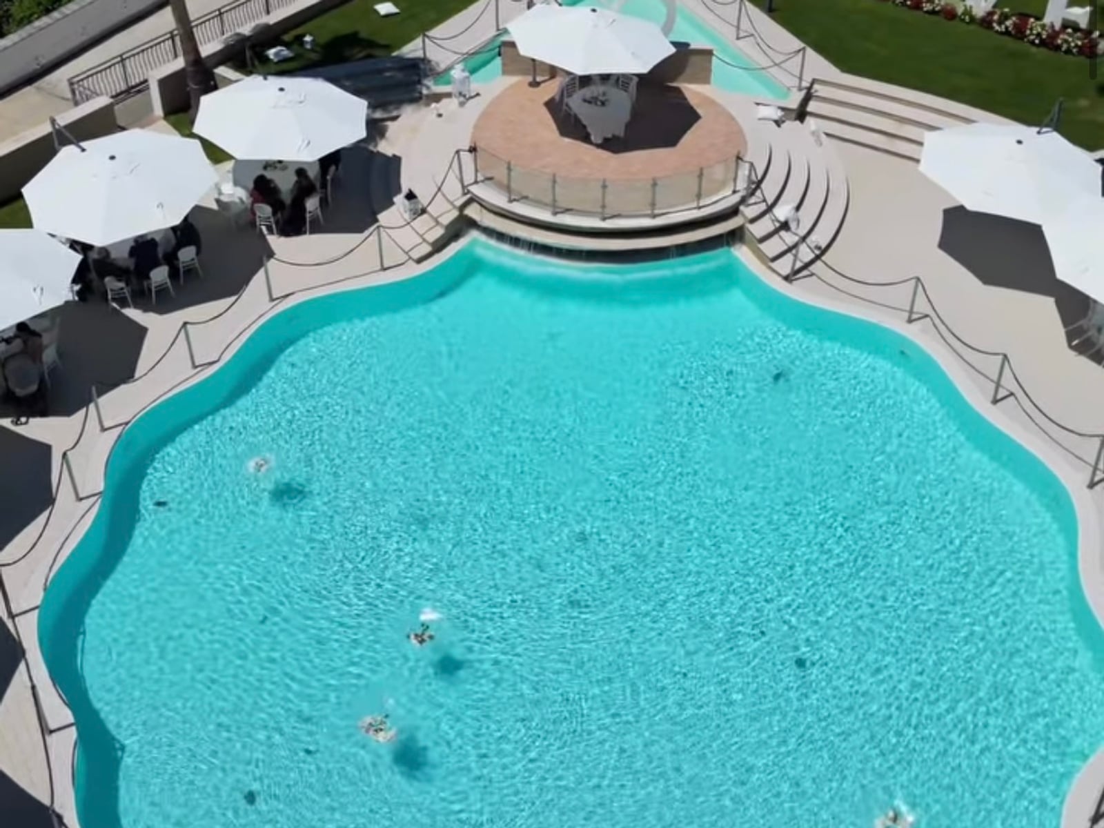 Piscina a forma di conchiglia vista dall'alto — La Conchiglia, location eventi Gioia Sannitica Caserta