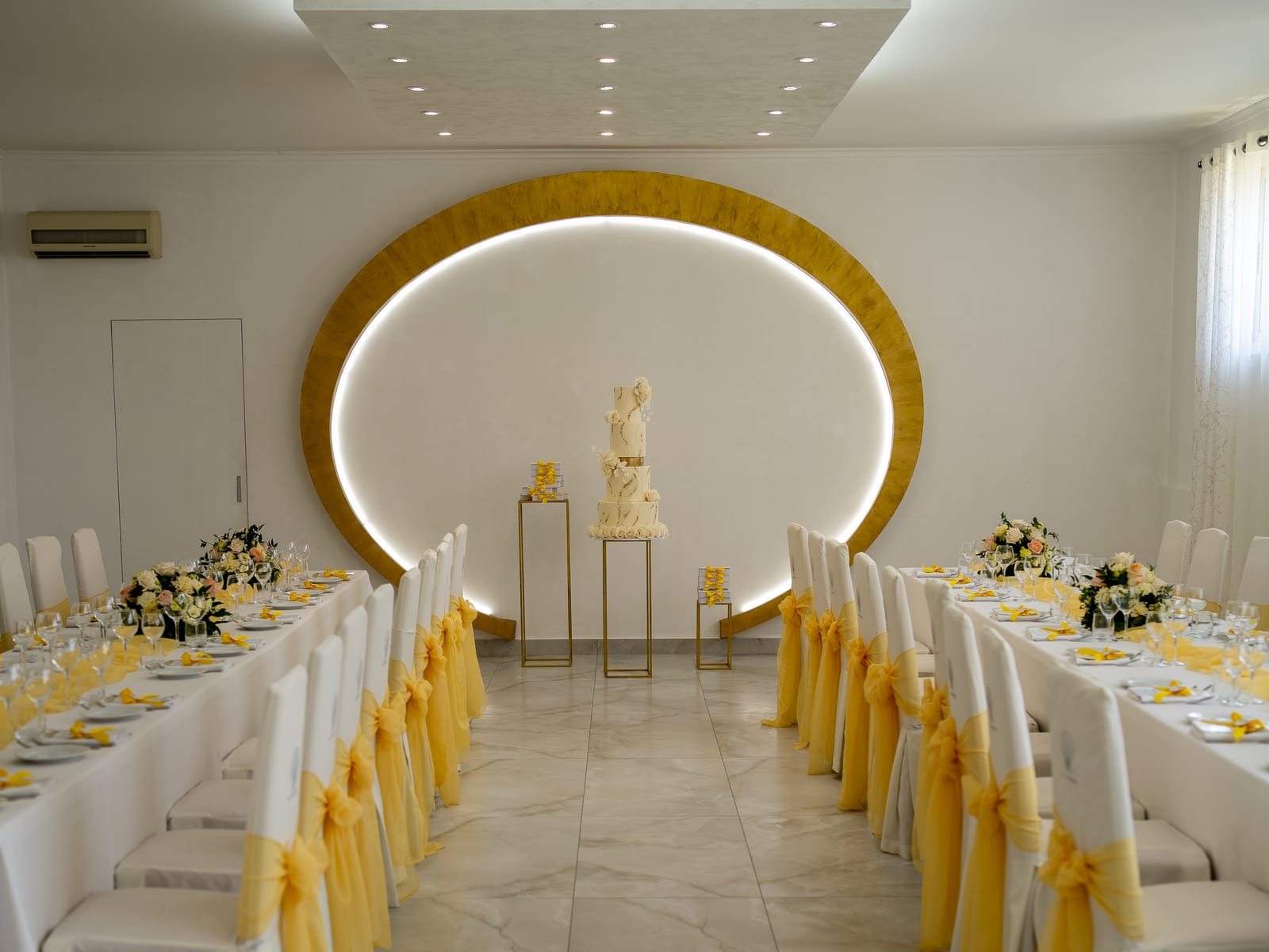 Sala Jolie con arco dorato retroilluminato e tavolate imperiali — La Conchiglia, location eventi Caserta