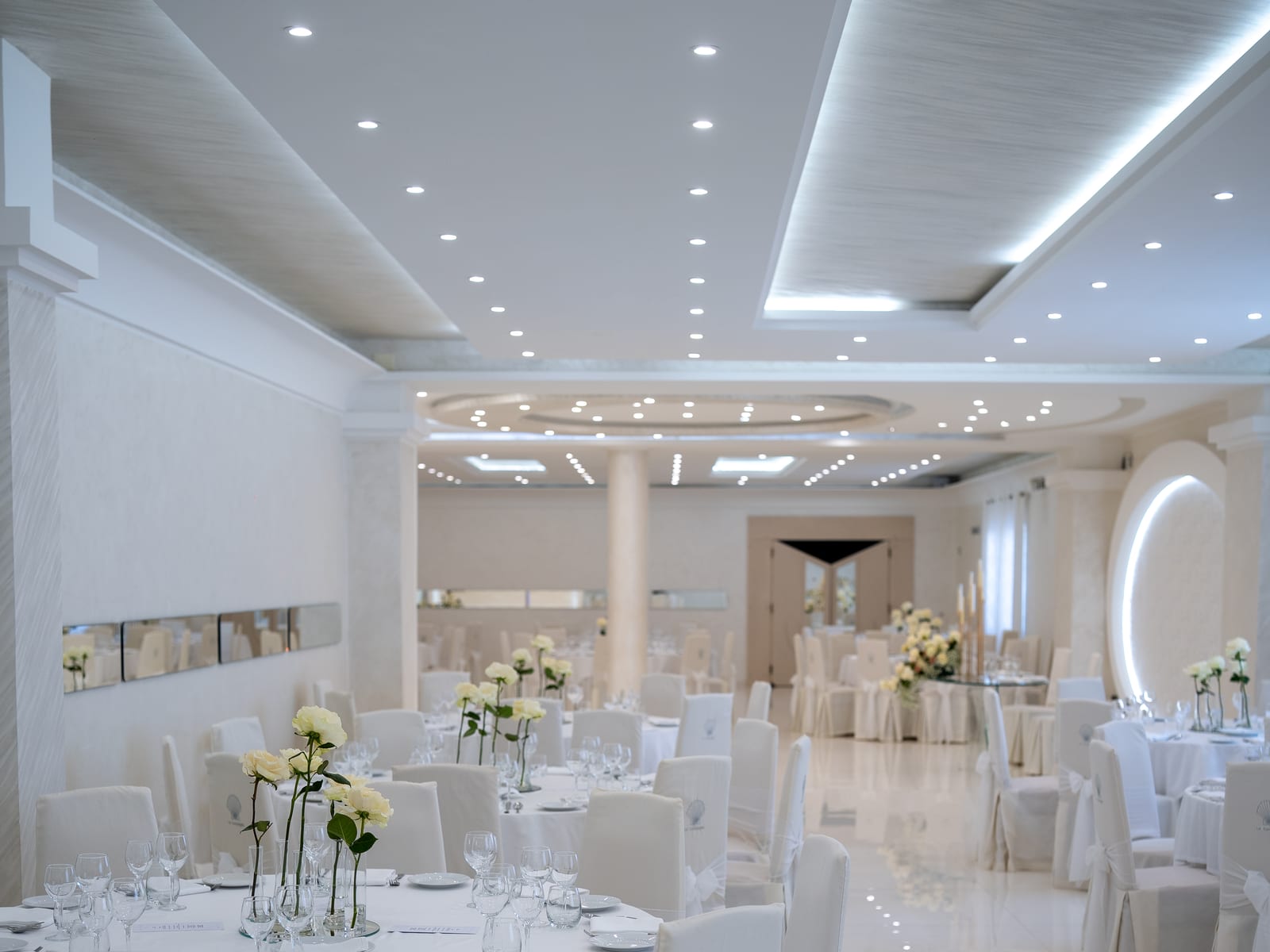 Sala Perlata total white con rose e colonne — La Conchiglia, location eventi Caserta